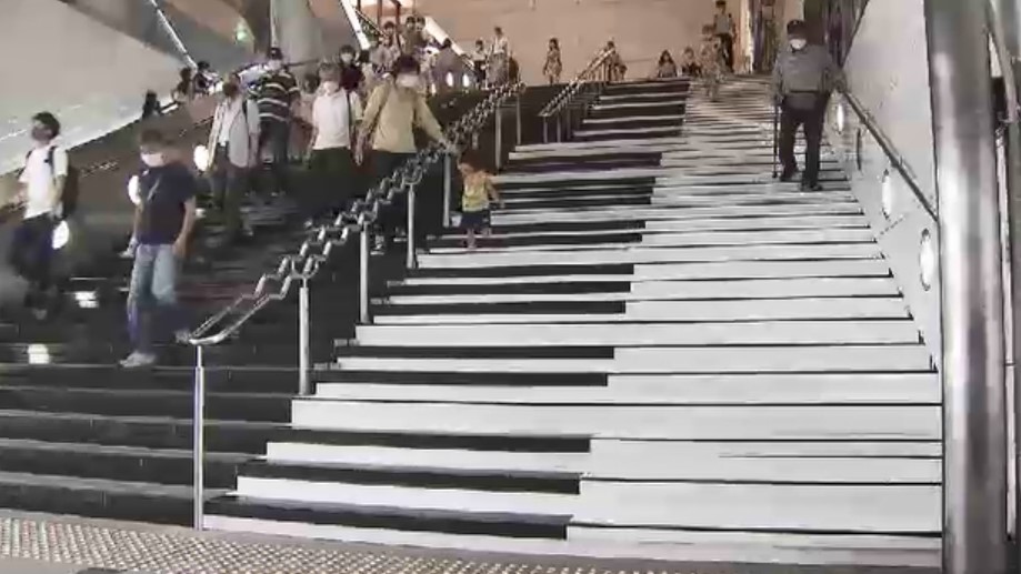 西鉄福岡駅「巨大階段ピアノ」再び出現　26日から期間限定　階段昇り降りでピアノの音色「まちを音楽で盛り上げたい」