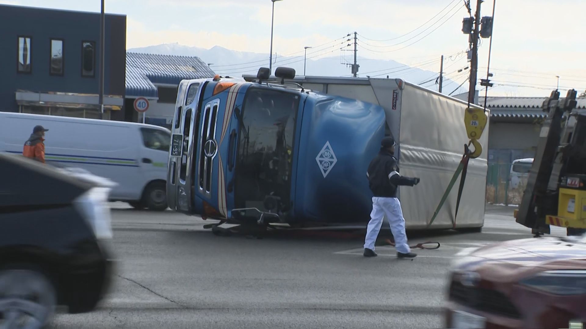 トラックが交差点で横転　雪で凍結した道路でスリップしたか　福岡市博多区の国道3号線の交差点　警察官が交通整理にあたる