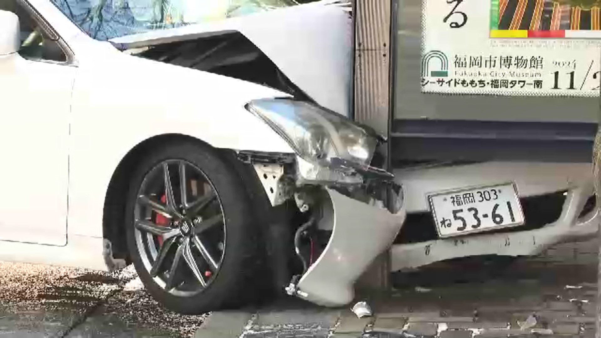 凍結路面でスリップし車がバス停に突っ込む　ドアノブが凍って扉が開かない…　福岡県内各地で積雪　交通事故やトラブル相次ぐ