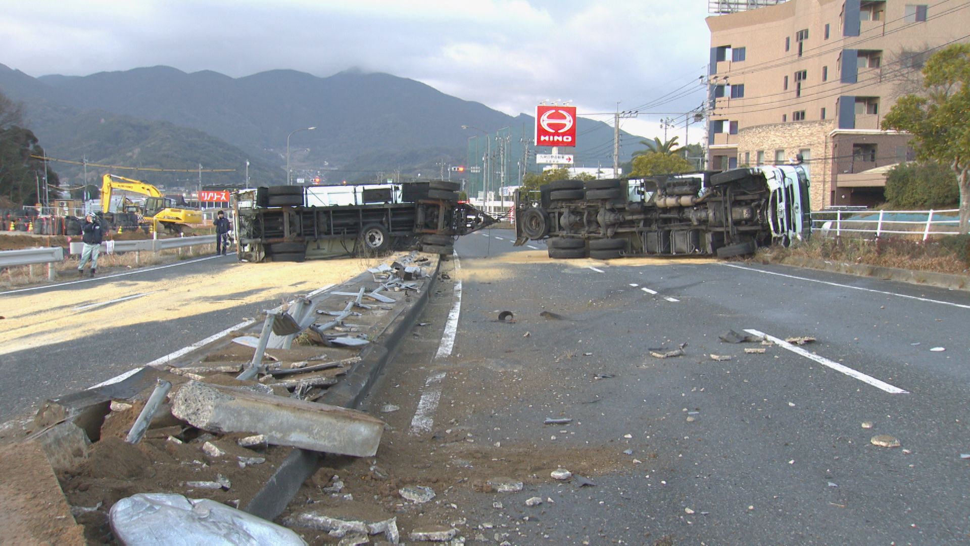 トレーラーが横転して道路ふさぐ　前原インターチェンジ付近の国道で全面通行止め　福岡・糸島市