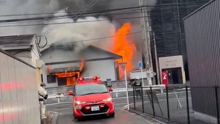 「建物から煙が見える」通報が多数　住宅から炎と黒煙が上がる　北九州市小倉北区　約2時間半後に鎮火　福岡