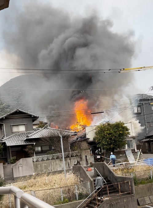 「家が燃えている」通報相次ぐ　北九州市門司区で木造平屋建て住宅焼ける　女性2人搬送　福岡