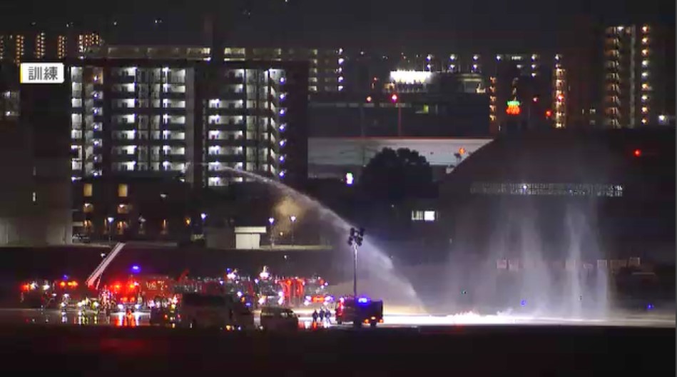 福岡空港で夜間の消防訓練　旅客機エンジンが爆発炎上の想定「現場見ながらイメージわいた」2本目の滑走路供用開始を前に