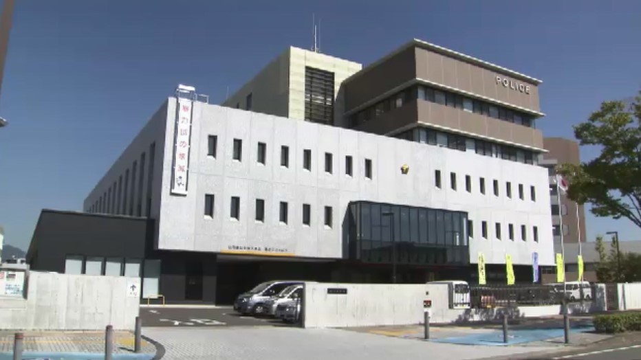 右折待ちの軽乗用車に後ろからバイク衝突　運転の男性が意識不明の重体　片側2車線の県道で　福岡・大野城市