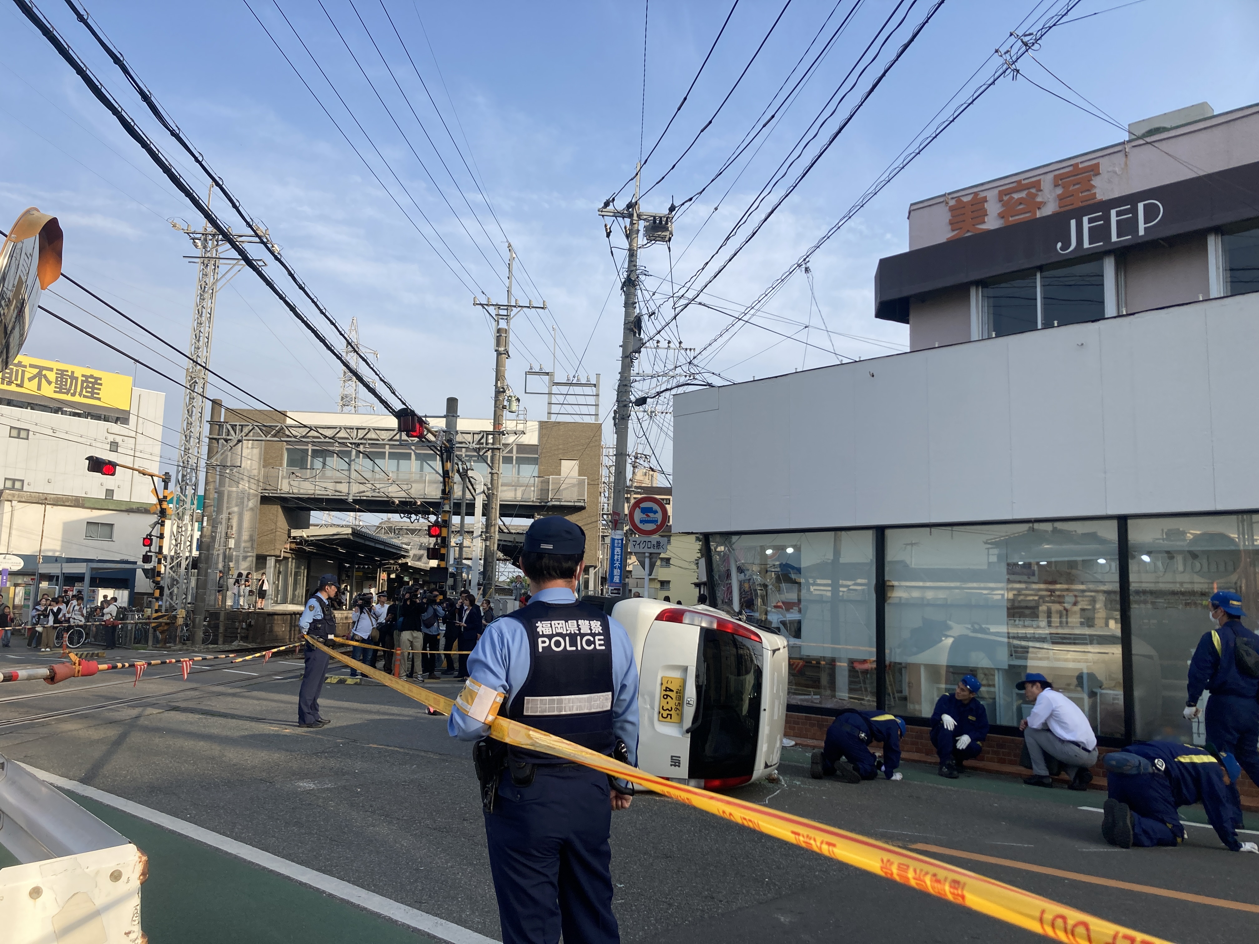 【続報】運転の74歳女性「左折しようとして横転」現場そばの建物に“衝突”の跡　小学生の集団に突っ込み5人けが　過失運転致傷容疑も視野に捜査　福岡