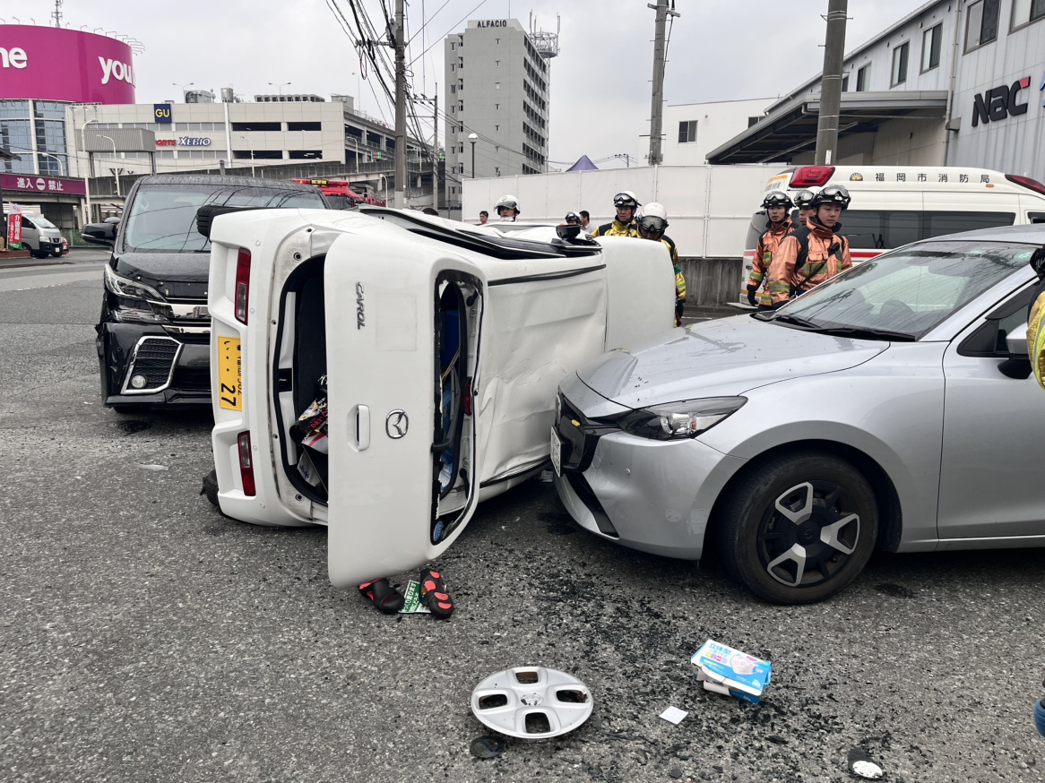 車どうしが出会い頭に衝突する事故　1台が横転　交差点に信号機なし　一方に一時停止標識　福岡市
