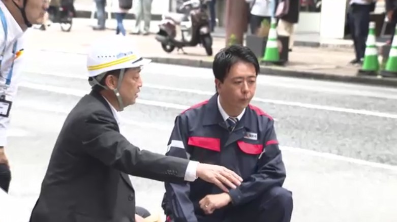 【続報】「予算はいくらでも、とにかく最速に」福岡市の道路陥没　高島市長が約2時間半後に現場視察　浸水対策の雨水管設置工事が影響か