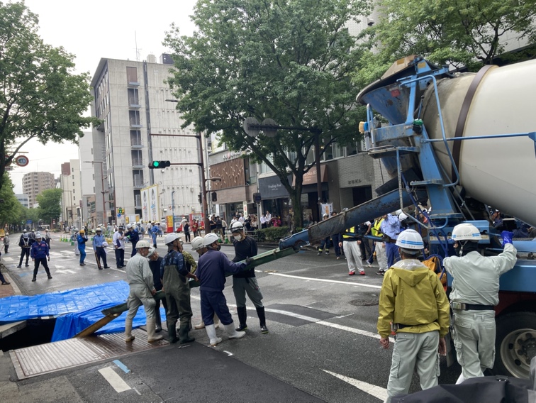 【続報】陥没の深さは約2メートル　埋め戻しに「流動化処理土」　9年前の大規模陥没事故の復旧でも使用　舗装後に通行再開へ　福岡市