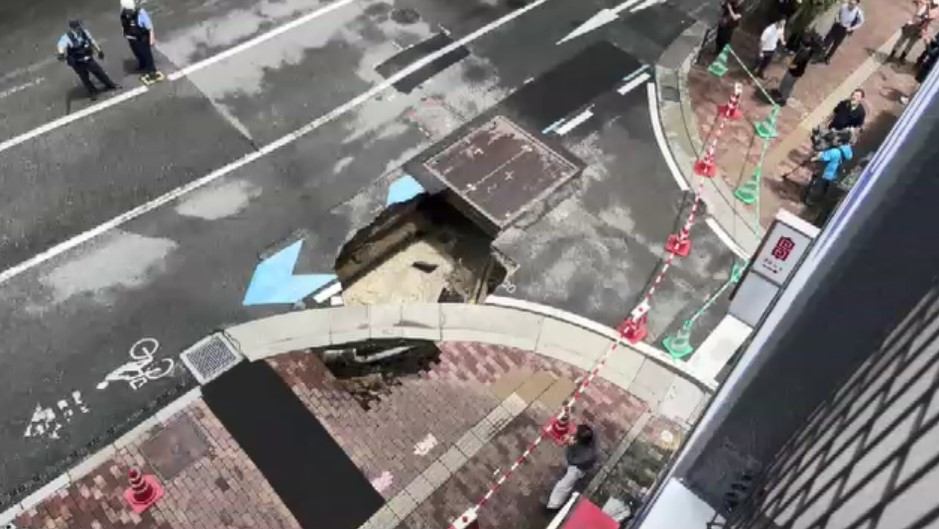 陥没の国体道路　午前7時前に通行再開　徹夜で復旧作業続ける　埋め戻しが完了　福岡