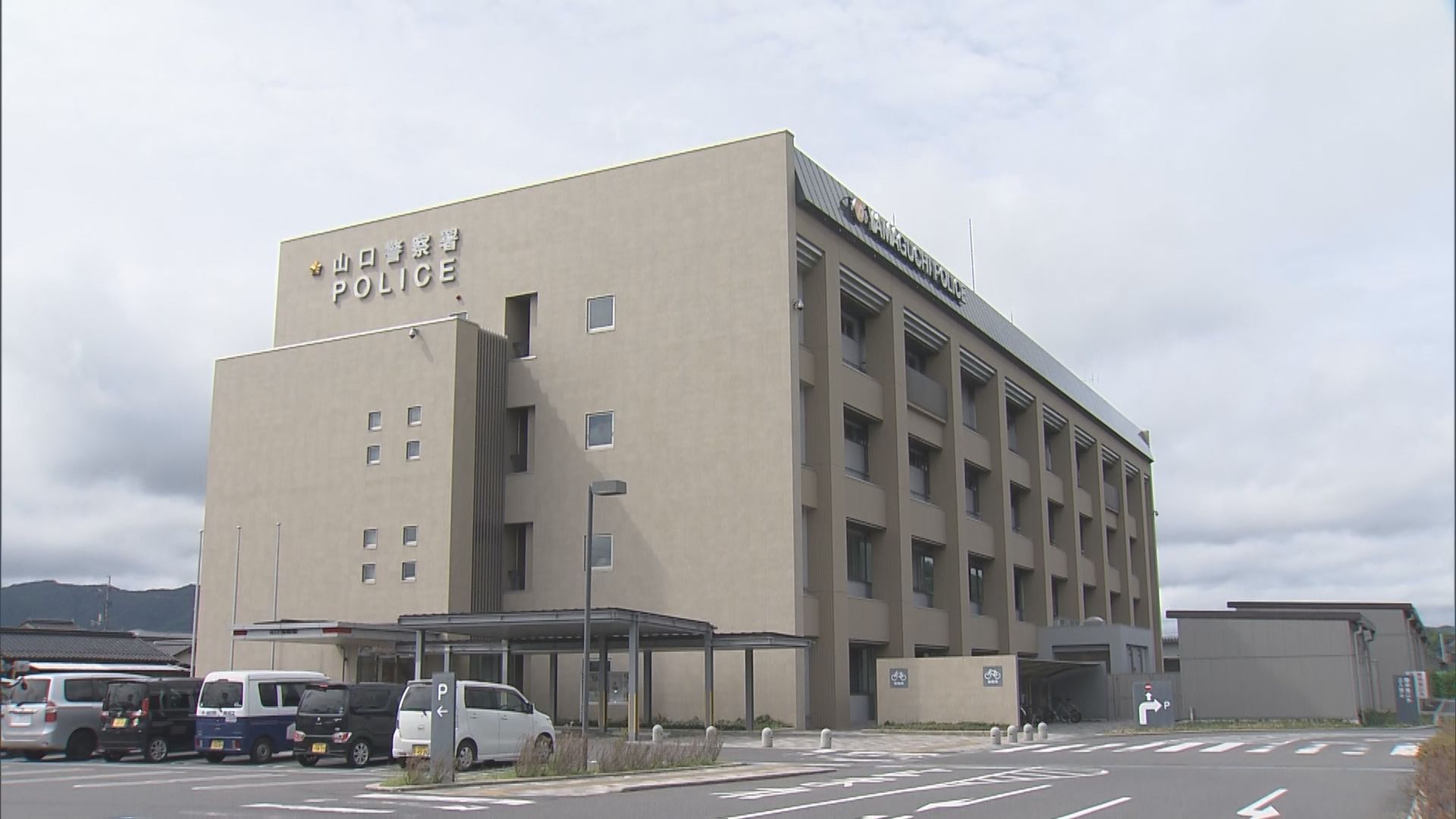 【速報】商業施設の駐車場で買い物客はねられる　男女2人を病院に搬送　80代男性運転の車が車止め乗り越えたか　山口市