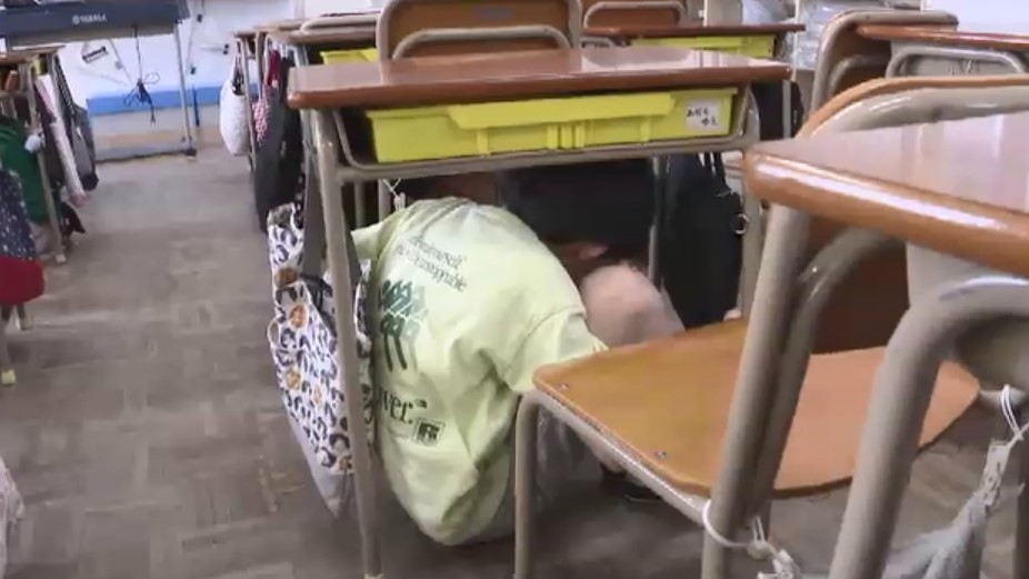 大野城市の小中学校で「緊急地震速報」時の対応訓練　Jアラートと校内放送を連携　「『しゃがむ』『隠れる』『待つ』で身を守る」　福岡