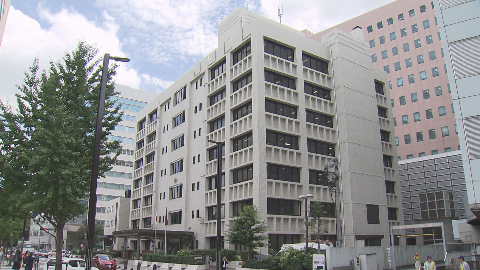 大型トラックに普通乗用車が突っ込む　ボンネットめくれ男性が意識不明の重体…事故前に意識失ったおそれも　福岡市中心部の幹線道路