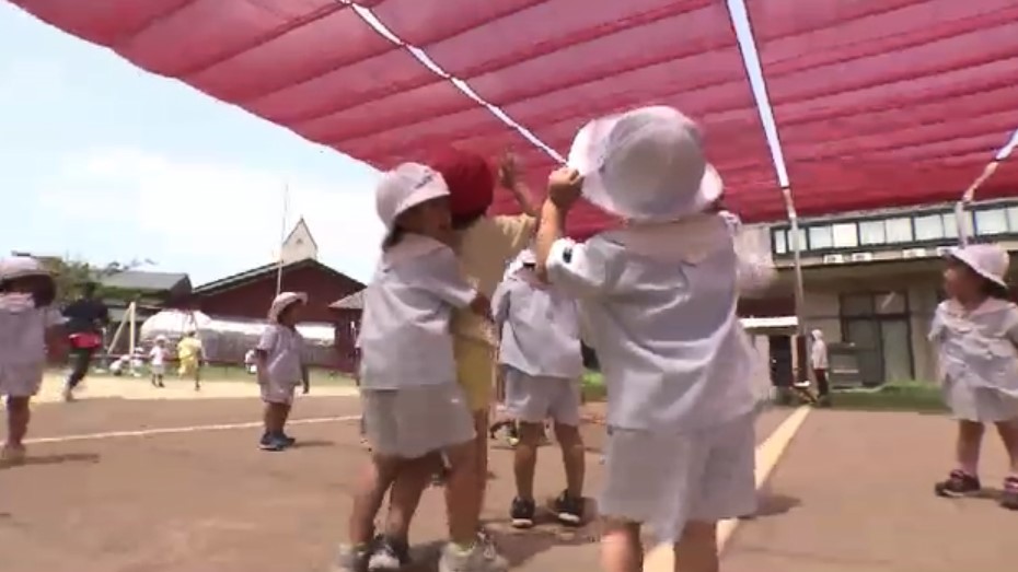 園庭を覆う大きなサンシェード…子供の熱中症を防げ　日なたより3度低く「遊ぶ時間をしっかり確保」　福岡の幼稚園