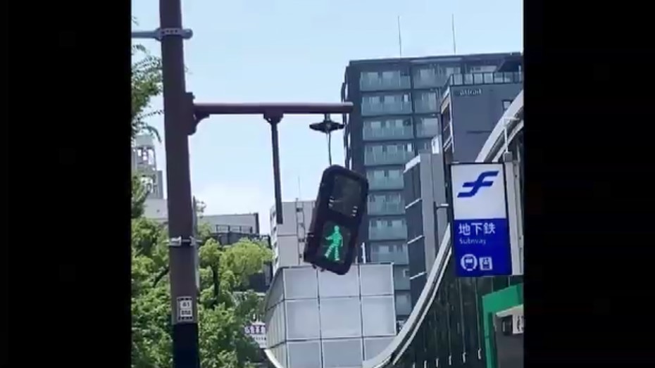 選挙カーが歩行者用信号機に接触　ケーブルでつり下がり…一時使用できない状況に　福岡市