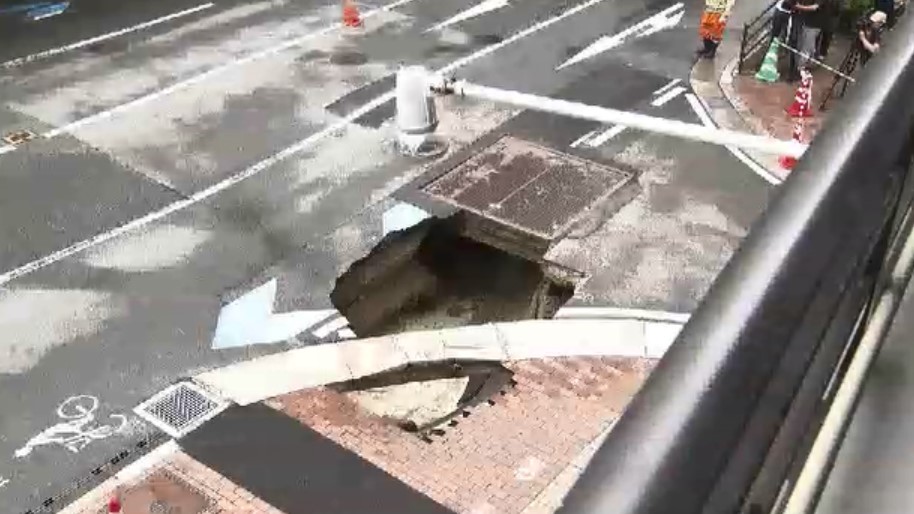 福岡市・国体道路の陥没事故から1カ月　原因は「工事トラブルで雨水管に土砂流入」　トラブル原因は引き続き調べ