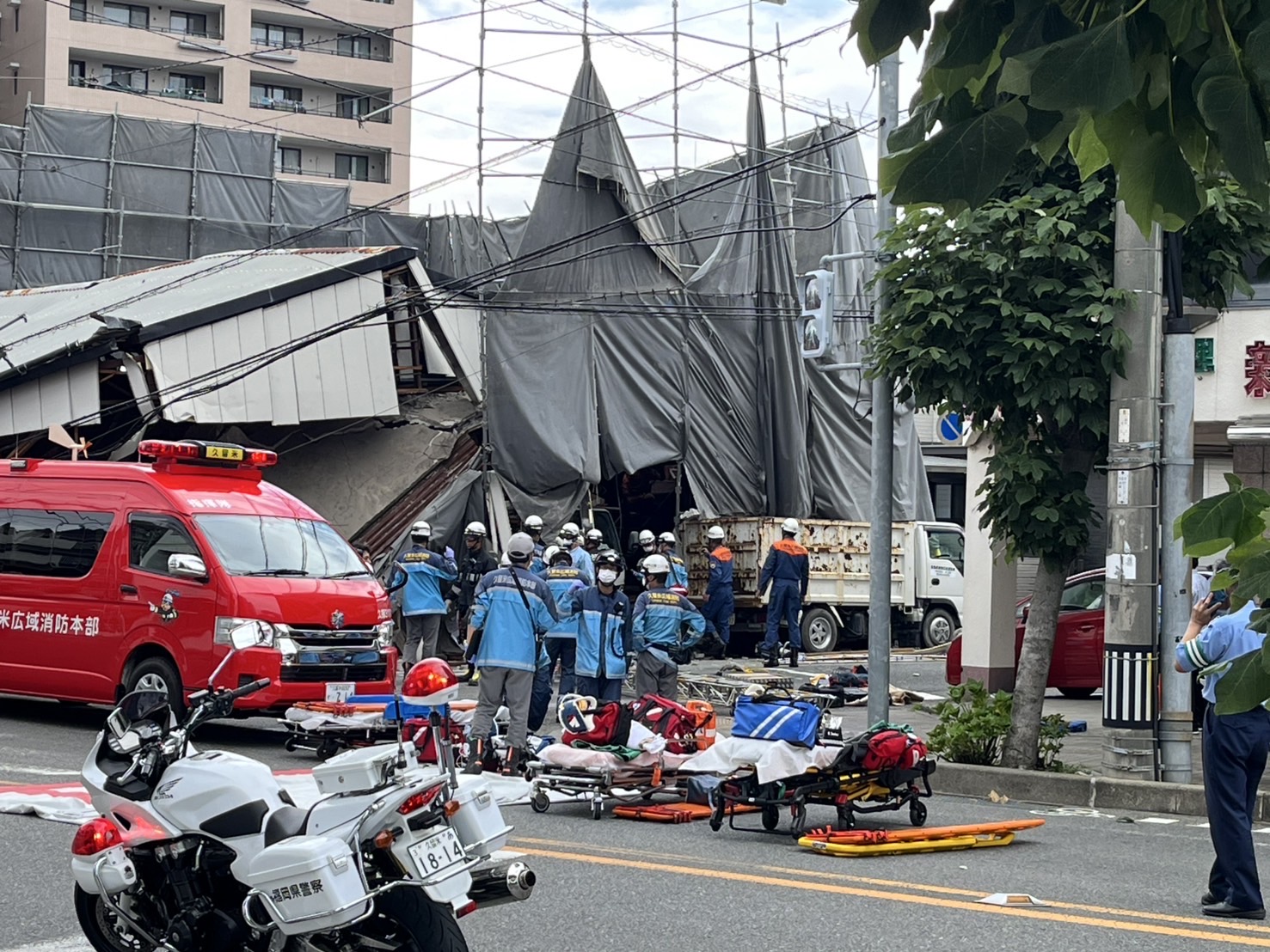【速報】「建物が崩壊して鉄骨の下敷き」と通報　けが人ありとの情報　状況を詳しく調べる　福岡・久留米市