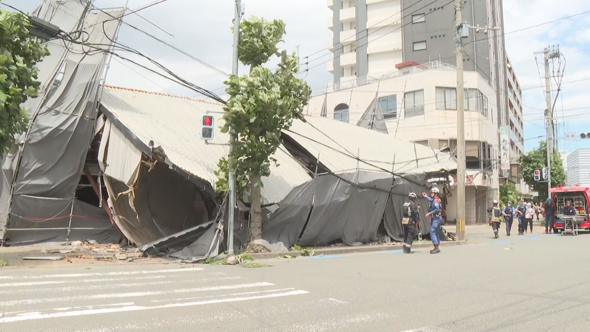 【続報】通行人が巻き込まれたおそれ　複数人が取り残されているか　解体工事中の建物が崩壊　作業員が鉄骨の下敷きに　少なくとも4人けがか　福岡・久留米市