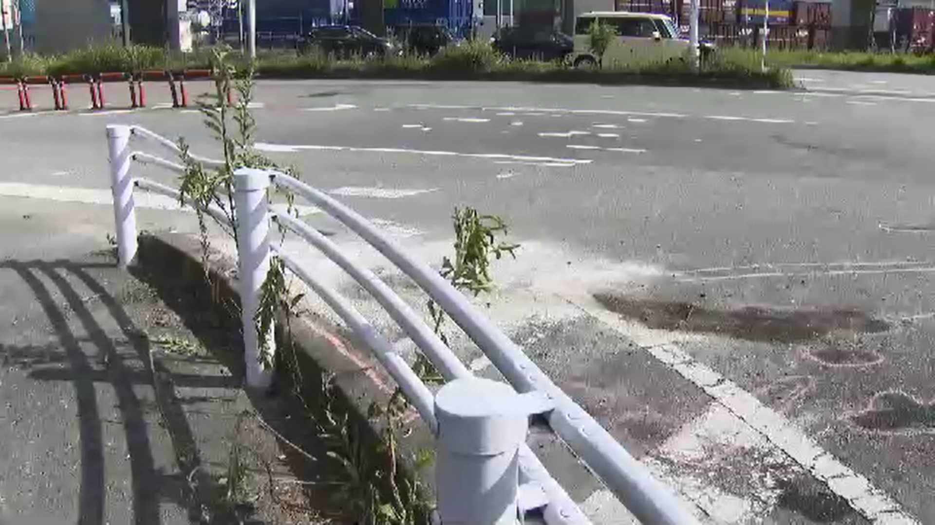 「人が車に挟まれている」　交差点で車2台が衝突　男性1人意識不明　福岡市