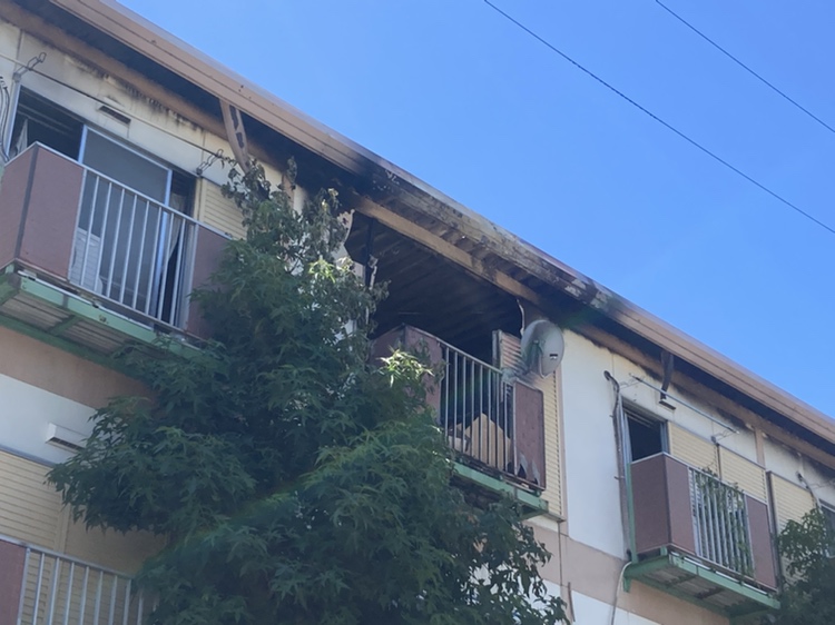 【速報】「煙と火が見える」通報相次ぐ　北九州市のアパートで火事　性別不明の1人の遺体見つかる　福岡
