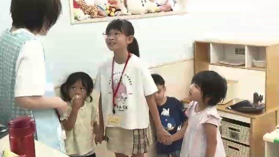夏休みの思い出に…小中学生が保育士の仕事に挑戦　北九州市「まちごと職業体験」　福岡