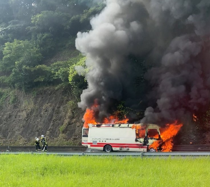 【速報】「バスが燃えている」複数の通報　北九州都市高速で健診用車両が焼ける　山路～大谷間の下り線が通行止め　福岡